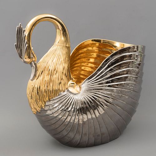 Champañera. Italia, Ca. 1984. Diseño de cisne. Elaborada en cerámica The Haldon Group acabado metálico con esmalte dorado y plateado.