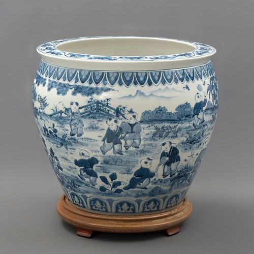 Pecera. China, SXX. Elaborada en cerámica con base de madera. Decorada con escenas costumbristas y motivos orgánicos.