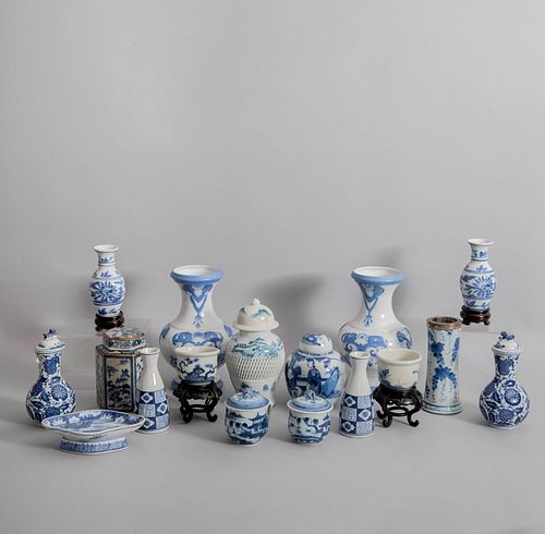 Lote de artículos decorativos. China y Japón, SXX. Elaborados en porcelana, algunos tipo pinyin. Piezas: 17