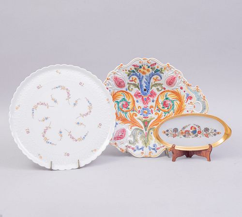 Lote de platones decorativos. Francia y otros orígenes, SXX. Elaborados en cerámica policromada y porcelana Limoges. Piezas: 3