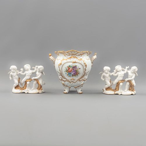 Guarnición. Italia e Inglaterra, SXX. Elaborada en porcelana Royal Aldot y Limoges con detalles en esmalte dorado. Pz: 3