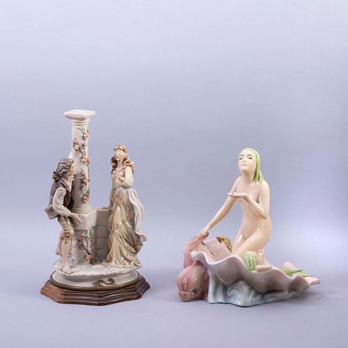 Lote de 2 figuras decorativas Italia, SXX Consta de: Sirena. Elaborada en cerámica acabado vidriado y pareja en pasta Capodimonte.