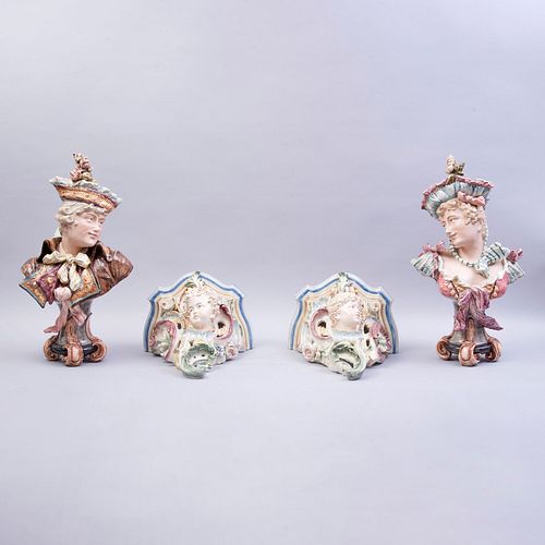 Bustos de pareja cortesana. Alemania, SXX. Elaborados en cerámica policromada. Con peanas. Piezas: 4