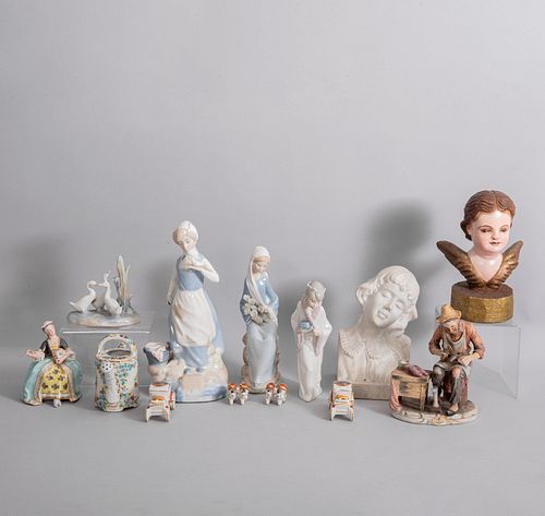 Lote de figuras decorativas. España, Japón, Holanda y Francia, SXX. Elaboradas en madera policromada, alabastro y porcelana. Piezas: 12