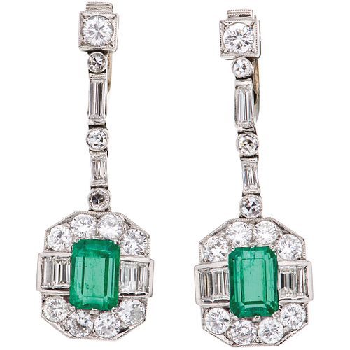 PAIR OF EARRINGS WITH EMERALDS AND DIAMONDS IN PLATINUM Octagonal cut emeralds ~2.0 ct, Baguette cut diamonds ~1.0 ct | PAR DE ARETES CON ESMERALDAS Y