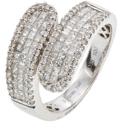 RING WITH DIAMONDS IN 18K WHITE GOLD Brilliant and princess cut diamonds ~1.35 ct. Weight: 6.4 g. Size: 7 ¼ | ANILLO CON DIAMANTES EN ORO BLANCO DE 18