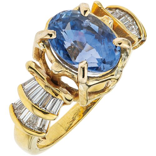 RING WITH SAPPHIRE AND DIAMONDS IN 14K AND 10K YELLOW GOLD 1 Oval cut sapphire ~5.27 ct, Baguette cut diamonds ~0.50 ct | ANILLO CON ZAFIRO Y DIAMANTE
