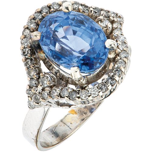 RING WITH SAPPHIRE AND DIAMONDS IN 14K WHITE GOLD AND SILVER 1 Oval cut sapphire ~5.92 ct, Brilliant cut diamonds ~0.40 ct | ANILLO CON ZAFIRO Y DIAMA