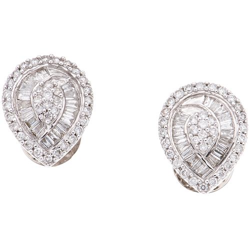 PAIR OF STUD EARRINGS WITH DIAMONDS IN 18K WHITE GOLD Brilliant and trapezoid baguette cut diamonds ~0.90 ct. Weight: 5.8 g | PAR DE BROQUELES CON DIA
