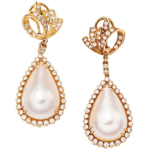 PAIR OF EARRINGS WITH HALF PEARLS AND DIAMONDS IN 18K AND 14K YELLOW GOLD Cream colored half pearls, Brilliant cut diamonds | PAR DE ARETES CON MEDIAS