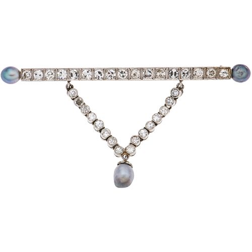 PRENDEDOR CON PERLAS CULTIVADAS Y DIAMANTES EN PLATINO con perlas color gris y diamantes corte 8x8 y antiguo  ~1.30 ct. Peso: 8.1 g