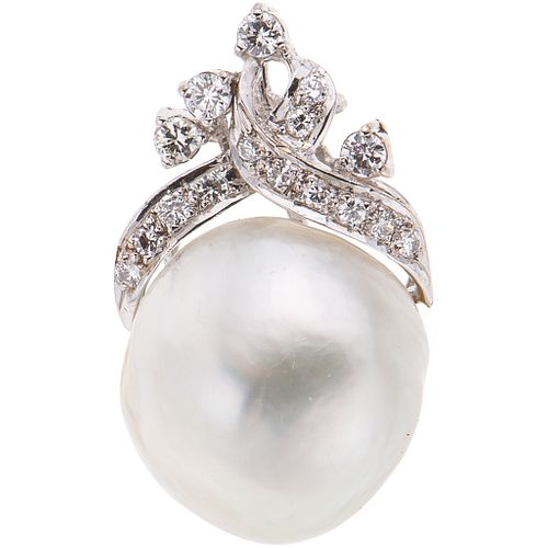 PENDIENTE CON PERLA CULTIVADA Y DIAMANTES EN ORO BLANCO DE 18K con una perla color blanco y diamantes corte brillante ~0.18 ct