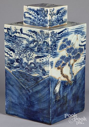 Large Chinese porcelain covered canister