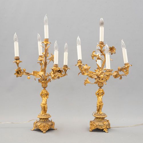 Par de lámparas de mesa. Origen europeo, SXX. Elaboradas en bronce y latón dorado. Electrificadas para 5 luces cada una.