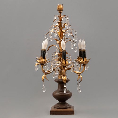 Lámpara de mesa. SXX. Diseño orgánico. Elaborada en madera y metal dorado. Con almendrones de cristal facetado.