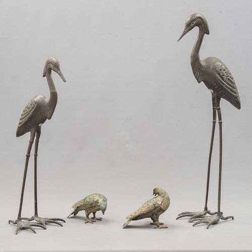Pareja de garzas y pareja de palomas. India, SXX. Estilo Art Decó. Elaboradas en metal. Piezas: 4.