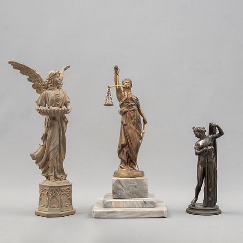 Lote de 3 figuras decorativas. SXX. Elaboradas en bronce, antimonio y resina. Una con base de mármol. Consta de: benditero, otros
