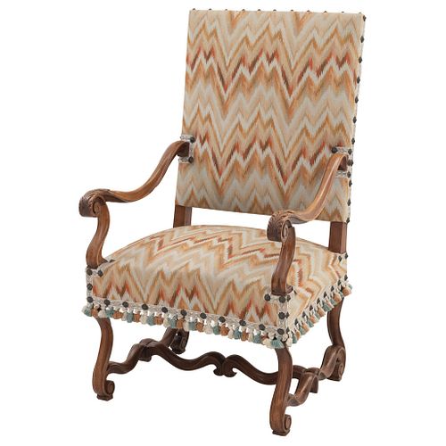 SILLÓN. FRANCIA, SXX. Estilo LUIS XIII. En talla de madera de roble. Con respaldo cerrado y asiento en tapicería multicolor.