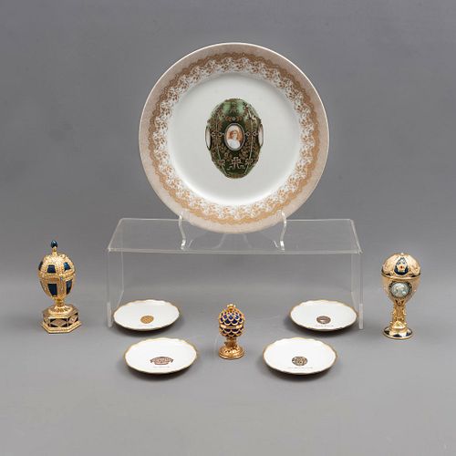 Lote de 8 artículos decorativos. Japón y Taiwán, SXX. Elaborados en porcelana y esmalte alveolado con metal dorado. Marca Fabergé.
