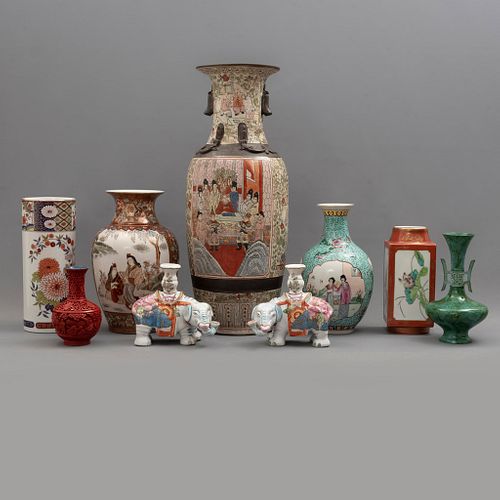 Lote de 9 artículos decorativos. Origen oriental, SXX. Elaborados en porcelana, cerámica y metal. Diferentes diseños y dimensiones.