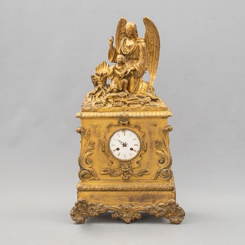 Reloj de chimenea. Italia, SXX. Elaborado en bronce y antimonio dorado. Decorado con ángel de la guarda y elementos orgánicos.