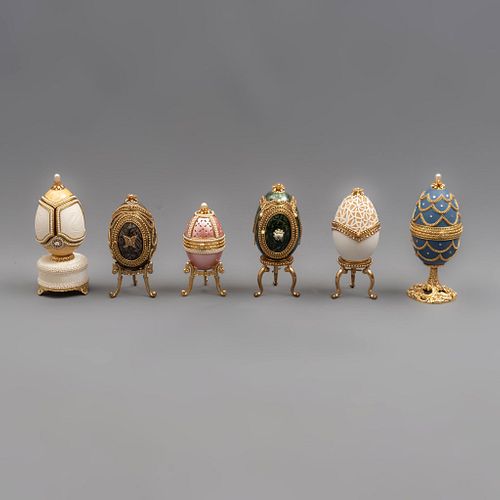 Colección de 6 huevos miniatura. China, SXX. Elaborados en metal dorado, esmalte, resina y simulantes. A la manera de Fabergeré.