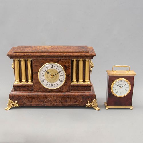 Reloj de chimenea y reloj de mesa. SXX. Estructura de madera. Mecanismo de cuarzo, índices romanos y manecillas tipo pera. Pz: 2.