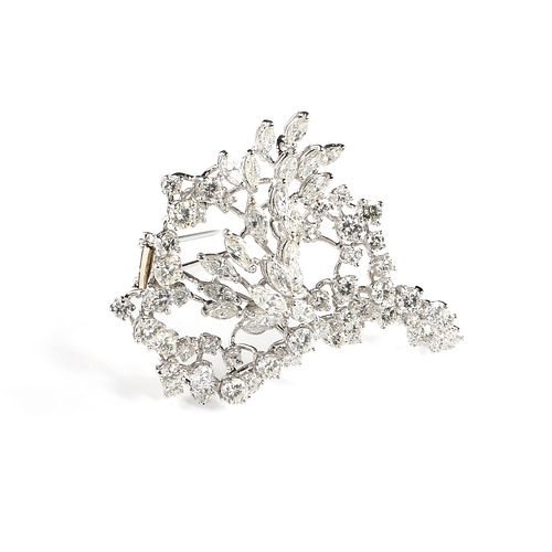 A 14K WHITE GOLD AND DIAMOND BROOCH, LEAFY CLUSTER SWIRL, 20TH CENTURY, 
