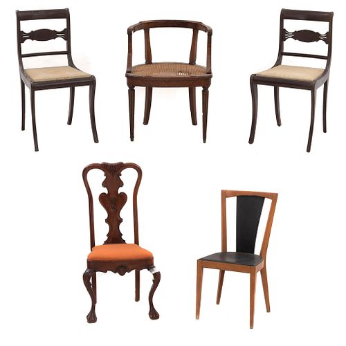 Lote de 4 sillas y sillón. México, SXX. Elaborados en madera. Diferentes estilos. Piezas: 5