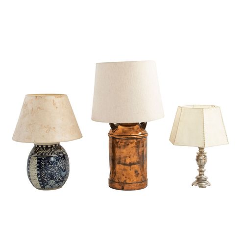Lote de 3 lámparas de mesa. México, SXX. Elaboradas en cobre, talavera y metal plateado. Con pantallas de tela y papel color beige