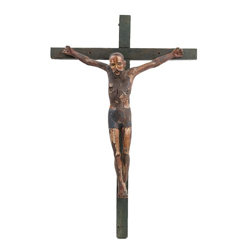 Cristo en la cruz. México, finales del S XIX. Elaborado en madera tallada, estucada y policromada.