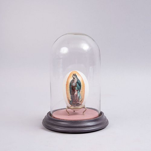 PABLO DELGADO ARIZMENDI. Virgen de Guadalupe. Firmado. Óleo sobre huevo de celuloide. Con base, capelo y cofre.