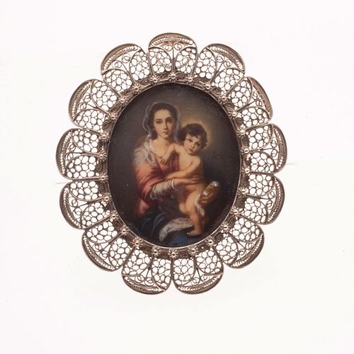 Pendiente con miniatura pintada a mano en plata .800. Imagen de mujer con niño. Estuche.