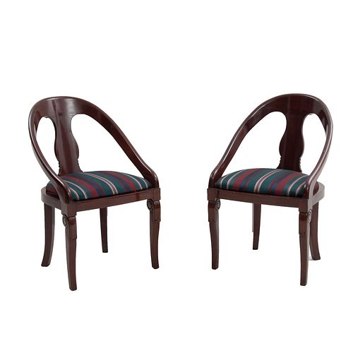 Par de sillones. SXX. Elaborados en madera laqueada con asientos en tapicería textil. Respaldo semiabierto y soportes semicurvos.