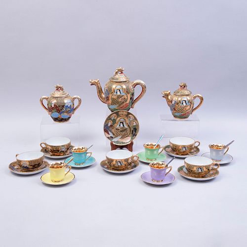 Lote de 2 juegos de té. Japón y Checoslovaquia, SXX. Elaborados en porcelana, una estilo Satsuma. Piezas: 31