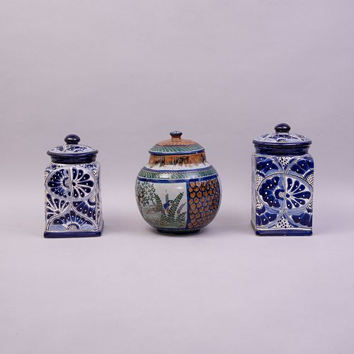 Lote de 3 tibores. México, SXX. Elaborados en cerámica tipo talavera. Decorados con motivos florales, vegetales y orgánicos.