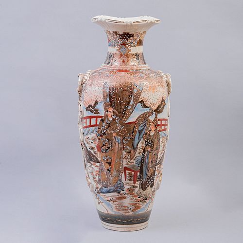 Jarrón. Origen oriental, SXX. Estilo Satsuma. Elaborado en cerámica vidriada. 63 cm de altura.