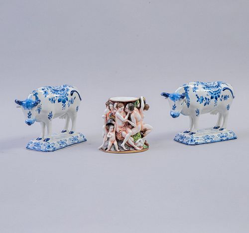 Lote de violetero y par de laterales a manera de vacas. Italia y Holanda, SXX. Elaborados en porcelana Capodimonte y cerámica de Delft.