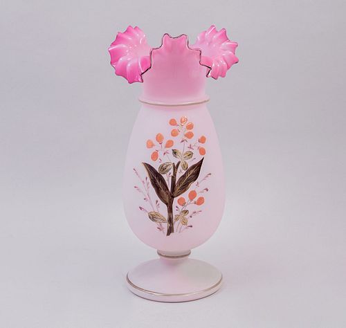 Florero Siglo XX Elaborado en cristal semi opalino en tonalidades rosas Decorado con motivos florales y vegetales 45 cm altu...