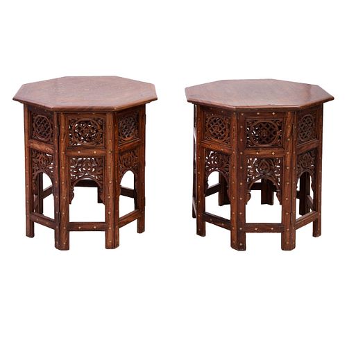 Lote de 2 mesas auxiliares y 2 geishas. India y Japón, SXX. Mesas elaboradas en madera tallada y figuras en porcelana.