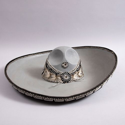 Sombrero charro de fantasía. México, SXXI. En color gris con bordados en hilo plateado.