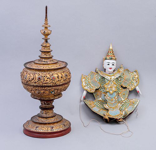 Urna y marioneta. Origen oriental, SXX. Elaborados en madera policromada, dorada, textil y simulantes. Marioneta pintada a mano.