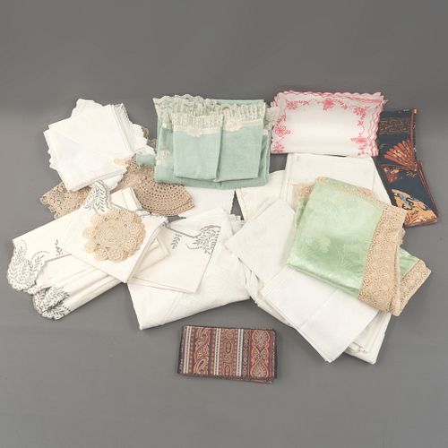 Lote mixto de mantelería. SXX. Elaborada en textil. Consta de manteles, servilletas, toallas y un cubrecama.