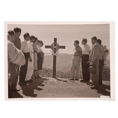 Covarrubias, Carlos. Memorial para José “Ché” Estrada Menorcal y Miguel González. III Carrera Panamericana Méx,1952. Fotografía 13x18cm