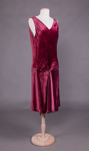 PANNE SILK VELVET EVENING DRESS, NEW YORK, LATE 1920s
