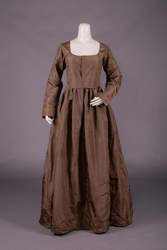 QUAKER DROP-FRONT DRESS, c. 1795