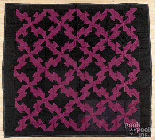 Amish drunkards path patchwork quilt, ca. 1900, 80'' x 74''.