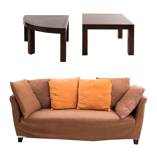 Sofá y 2 mesas. SXX. Elaborados en madera. Sofá de 3 plazas con tapicería textil en color gris. Mesa esquinera y mesa de centro. Pzs: 3