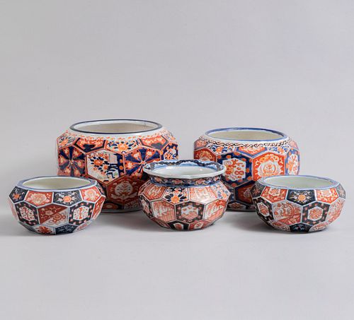 Lote de centros de mesa. Japón, SXX  Porcelana Gold Imari. Decorados con motivos florales y geométricos. Piezas: 5.