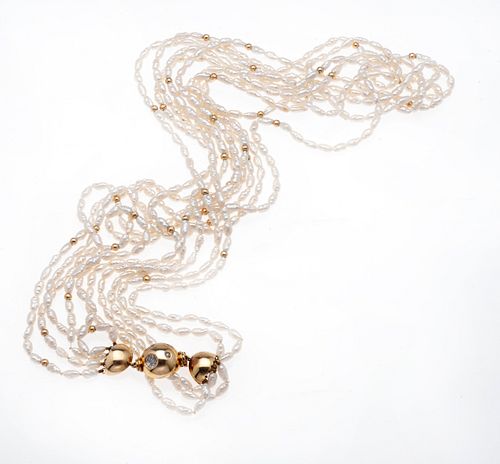 Collar de cinco hilos de perlas de río y broche con diamantes en oro amarillo de 14k. Peso: 105.6 g.